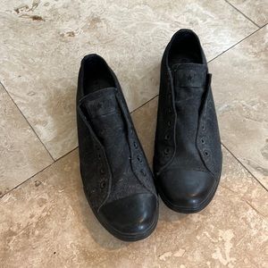 All black - mens all star Converse. No laces. Barely worn. Lots of dust. 10.5